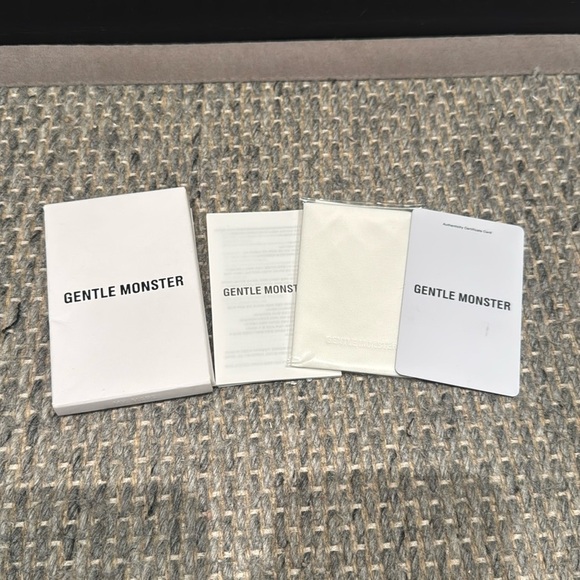 Gentle Monster lense Glasses Cloth / Authentic Card - Picture 1 of 4